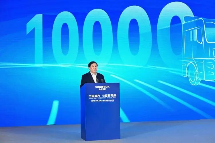 譚旭光：中國重汽單月出口破萬輛，創造了我國重型卡車行業出口的里程碑！